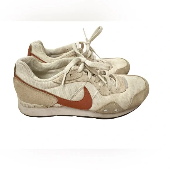 Nike Venture Runner Retro Sneakers Women Size 8 Cream Orange athletic casual - Picture 2 of 9